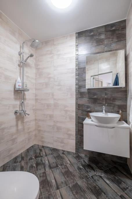 Bright & Chic Parkside Apartment Sofia Exterior photo